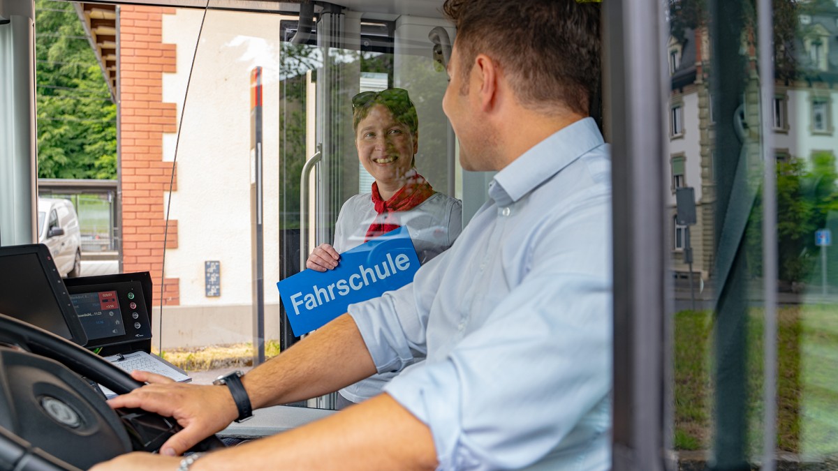 Zwei Personen bei der Fahrausbildung in einem Bus von BERNMOBIL.